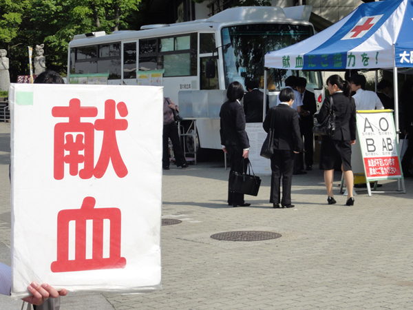 次々と献血に協力する大阪滋慶学園の学生たち