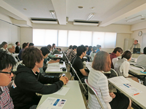 真剣な表情で勉強会に参加する学生や講師、スタッフ