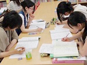 図書室で受験勉強。分からないところは教え合って