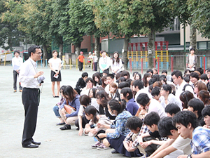 学校近くの公園に避難した学生たち