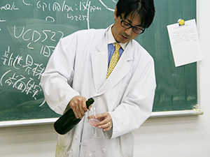 卒業研究授業での川邉先生（２００９年）
