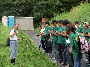 「高田松原を守る会」の小山副会長の話にメモを取る