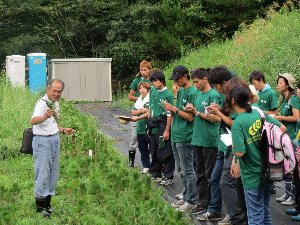 「高田松原を守る会」の小山副会長の話にメモを取る