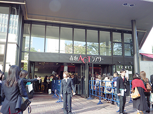 会場の赤坂ACTシアターには、多くの高校生、日本語学校生が来場。