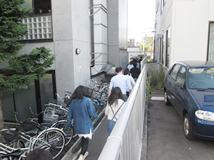 非常階段から通路を通っての避難