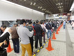 エントリーを行うランナーの列