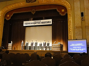 大正時代に建った大阪市中央公会堂で堂々と発表する学生