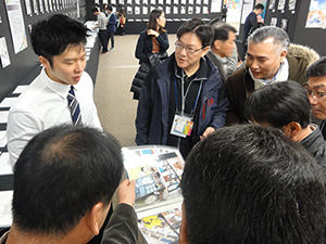 韓国・研成大学の教職員から質問を受けるプロマンガ科専攻の留学生、ジョ・ソンウさん（左端）