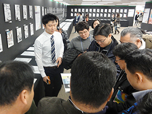 ＯＣＡの卒業制作展を訪れ、韓国からの留学生、ジョさんのマンガ作品を見る一行