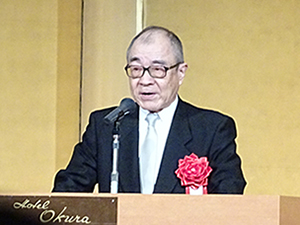 滋慶学園グループを代表して祝辞を述べる浮舟総長