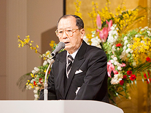 卒業生に言葉を贈る作田学校長