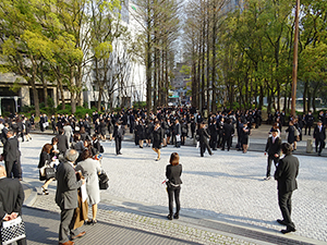 入学式を終えホール前で家族を待つ新入生