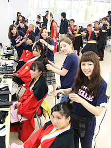 ベルの皆さんと/メイクは札幌ベルエポック美容専門学校の学生の手で