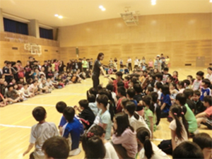 7月2日（水）若草小学校で子どもたちの質問にこたえる福島千里