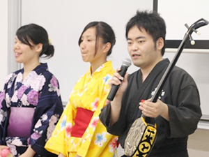 日本文化を紹介する学生