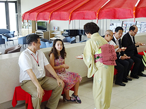 休憩時間に神戸製菓専門学校製の季節の和菓子とお茶でおもてなし