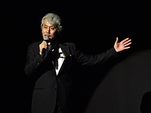 開演前の挨拶を行う総合プロデューサーの喜多ＯＳＭ高等専修学校長