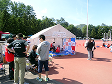 介護ブースを出して選手のケアにあたる北海道メディカル・スポーツの教員と学生たち