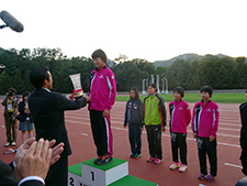 中学女子１００ｍと走幅跳びの大会新２冠を成し遂げ、最優秀選手賞に輝いた町井愛美選手