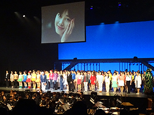 故夏目雅子さんの遺影が微笑む下に全学生が整列しました