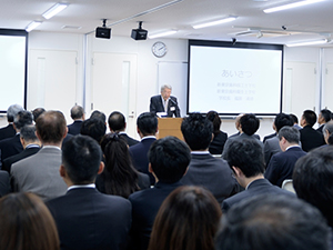 第１部「プレゼンテーション」で挨拶をする福原達郎学校長