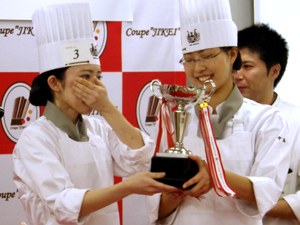 第１回目からの優勝チームに贈られる優勝カップを手にして、うれし涙を流す札幌ベル製菓の２選手