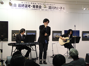 演奏する庄田さん(左)