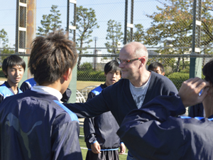 学生たちに熱のこもった指導を行うシャーフ監督