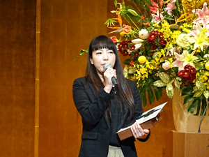 「総長賞」に選ばれて抱負を述べる新東京歯科衛生専門学校の教職員代表