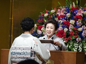 京都府鍼灸師会会長賞が一井典子副会長から鍼灸師科の福野さんに贈られる