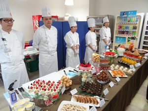 神戸製菓専門学校の先生方が豪華なスイーツ類で講師の先生方を歓迎