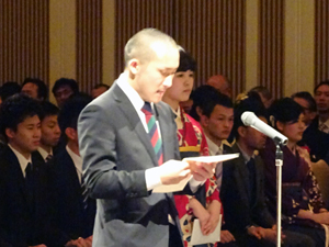 先生方へのお詫びを含めて感謝を述べる瀬田剛士さん。会場を和ませました