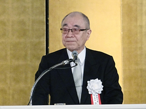 大阪滋慶学園理事長として祝辞を述べる浮舟総長