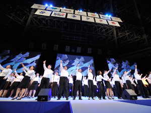 東京福祉、埼玉福祉専門学校のコーラスグループが歌で歓迎