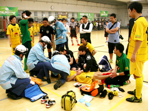 救助の様子。写真：伊藤大和（さすらいフットサラー）」※futsaledgeより引用