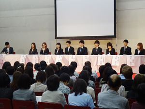 保護者に対する就職説明会。国家資格を持って働く大阪滋慶学園の卒業生が就活の体験を語った