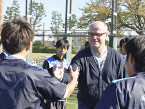 ＴＳＲの学生に向けて熱心に指導するトーマス・シャーフ氏（写真は昨年11月に来日したもの