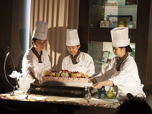 特大のウェディングケーキを製作する埼玉ベルエポック製菓調理専門学校の学生たち