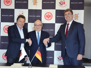 教育提携契約調印式。写真左からHeribert Bruchhagen（ＣＥＯ）、浮舟総長、Axel Hellmann