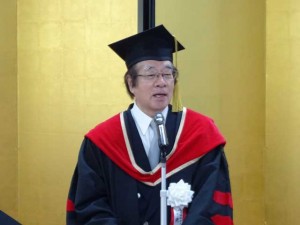 式辞を述べる武田裕学長