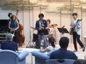 卒業生の若手ミュージシャンよるライブを楽しむ